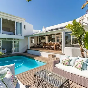 Holiday home White Waves House, Bloubergstrand